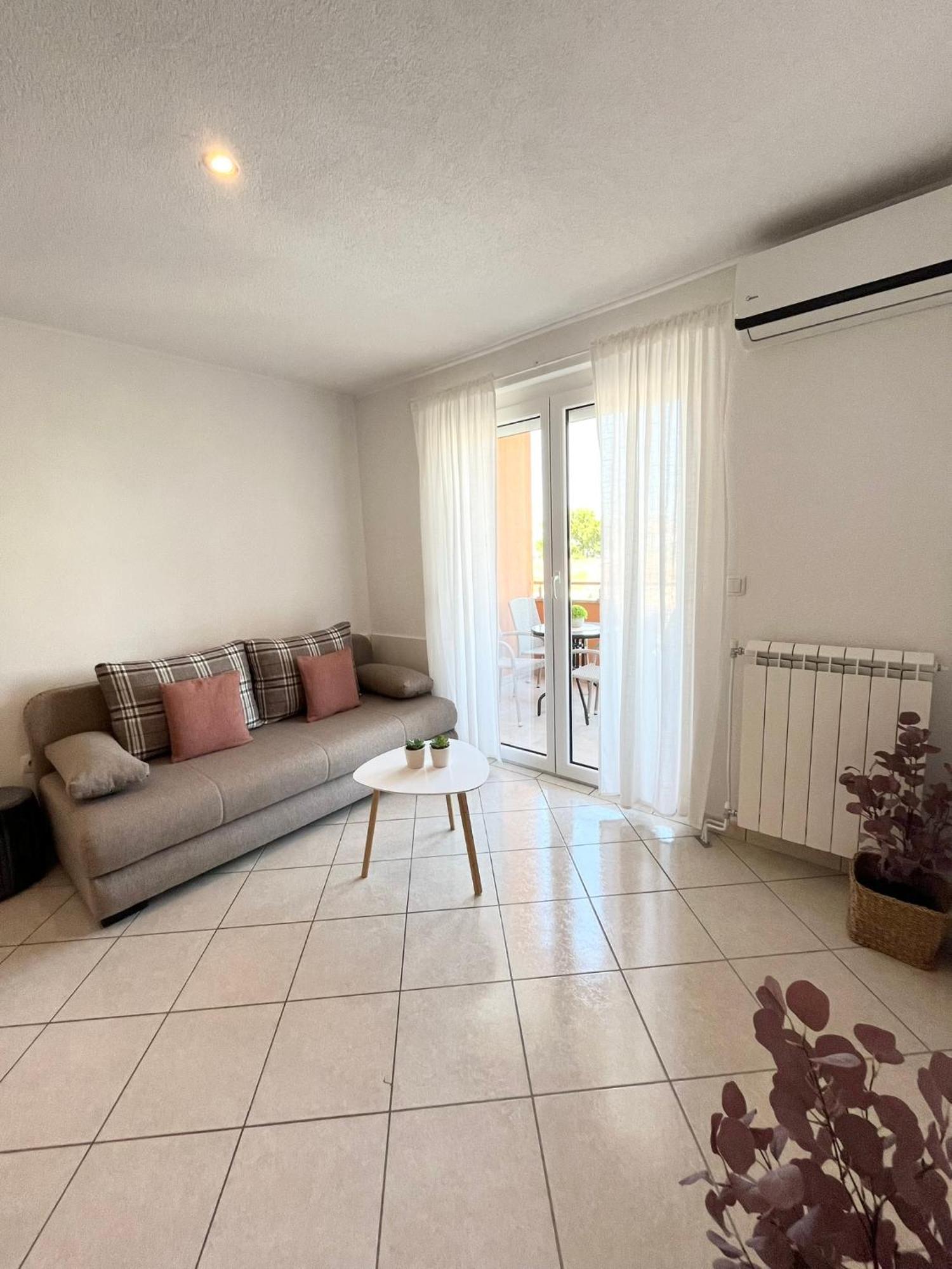 Apartments Contessa Новиград Екстериор снимка